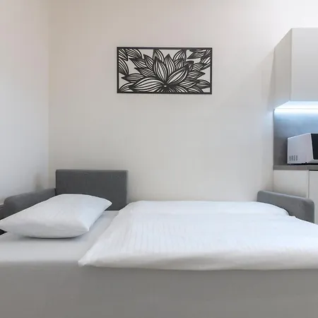 Kinsky Garden Apartments And Suites By Dwellfort Prague Room photo